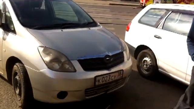 В Иркутске водитель крана опрокинул контактный столб