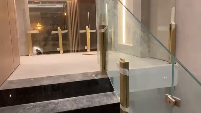 Стеклянные перила на латунных стойках СтаирсПром смотреть онлайн