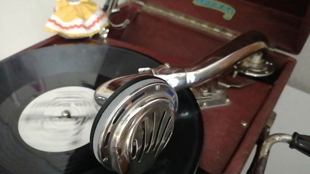 "Песенка почтальона". Играет Патефон "Дружба". Поёт О. Анофриев. смотреть онлайн