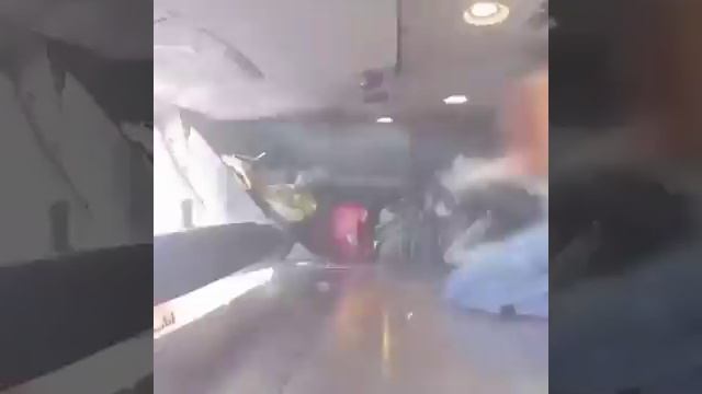 Как загружают багаж в самолеты. Работа грузчиков в аэропорту смотреть онлайн