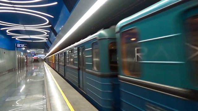 Рабочий электропоезд 81-710 "ЕЖ-3" с вагоном путеизмеритель 81-714, на станции метро Окская смотреть онлайн