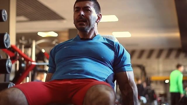 Подъём гантелей на бицепс сидя! По 24кг смотреть онлайн