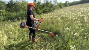 My girlfriend working for the first time with Husqvarna 535 RX .(Motocoasa Husqvarna.)