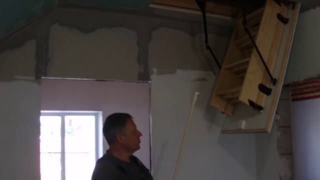 Установка чердачной лестницы, встроенной в люк.