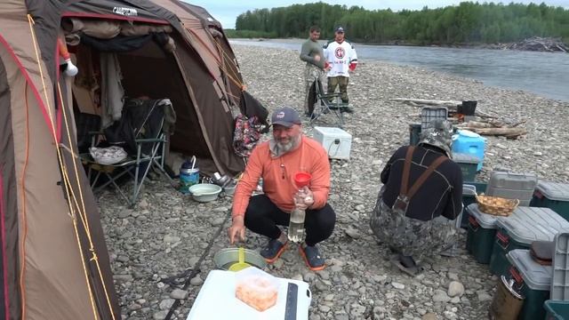 Ловим тайменей/Пришла мутная вода/ Батюшка приехал половить тайменя (3 часть) смотреть онлайн