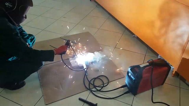 Сварочный инвертор Зубр ЗАС 165 - обзор! смотреть онлайн