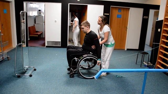 Спинальник. Занятие с резинкой. На коляске 7 / Injury of spinal column