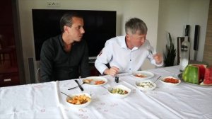 Итальянец пробует еду из русского магазина.