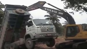 Неудачная разгрузка самосвалов