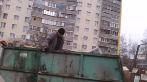 Бомж кидается стульями