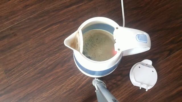 Чистим чайник от накипи Кока колой (Coca Cola) смотреть онлайн