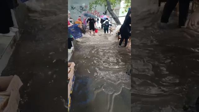 Знаменитый рынок ушёл под воду во Владивостоке