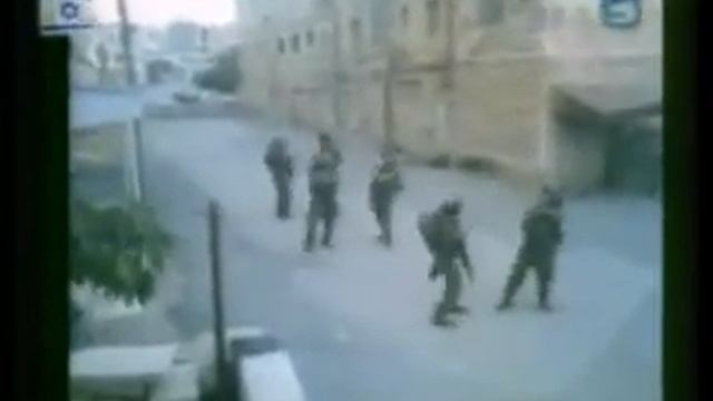 Израильские солдаты танцуют в Хевроне
