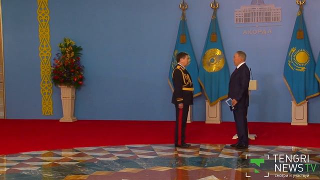 Назарбаев наградил казахстанцев, совершивших подвиги в мирное время смотреть онлайн