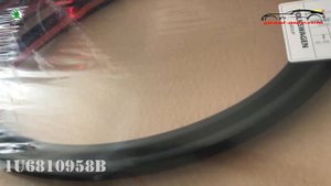 1U6810958B Уплотнитель двери Skoda Octavia A4