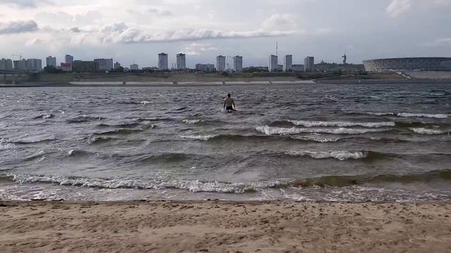 Двухметровый человек идёт купаться в Волге 23.08.21 Волгоград смотреть онлайн