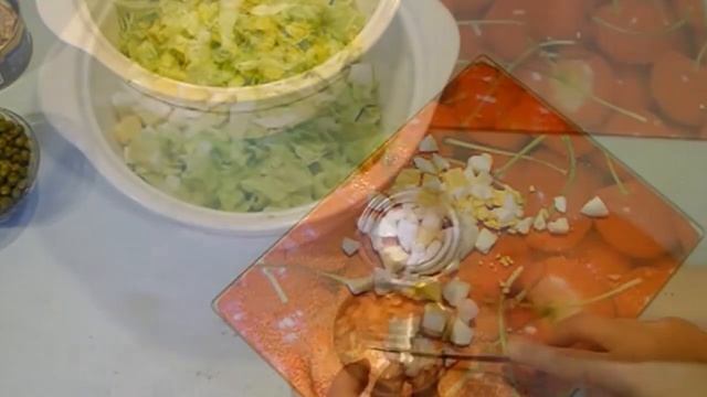Рыбный Салат с Яйцом, Пекинской Капустой и Зелёным Горошком кулинарный видео рецепт смотреть онлайн