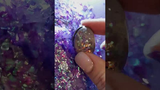Сделала красивую брошь из УФ смолы и блесток для ногтей