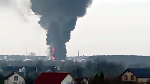 Следственный комитет расследует обстоятельства пожара на нефтебазе в Брянске