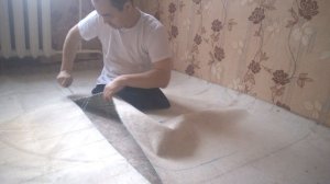 режу ковролин на пол в коридор