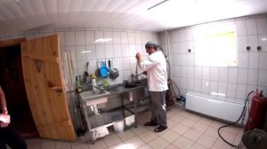 Медный котёл для варки сыра в работе