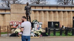 в дату памяти поклонники на могиле Юрия Шатунова / Троекуровское кладбище сегодня 23 апреля 2024 г.