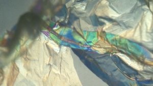 51. Волны и оптика. Анизотропное вещество между поляризаторами: мятая целлофановая обертка.mp4