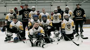Воспитанники семейных центров помощи семье и детям и стали частью большой офицерской хоккейной семьи