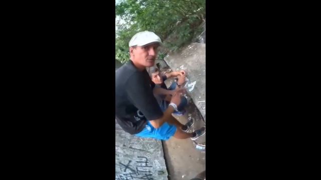 Алкаша посадили на бутылку смотреть онлайн