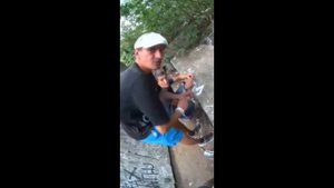 Алкаша посадили на бутылку