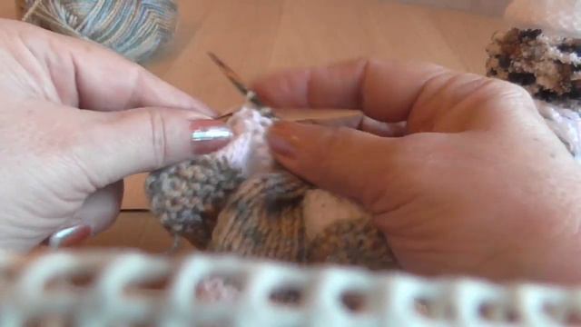 Сапожки для Сережки связаны спицами с добавлением пушистой теплой ниточки смотреть онлайн