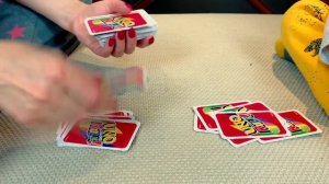 Денис уменьшил Двойника чтобы выиграть у Мамы в УНО