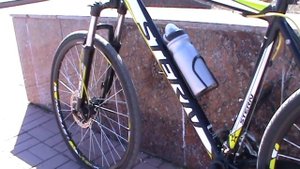 Шины "слик" установил на вел