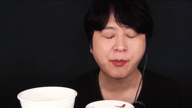 ASMR eating Seaweed rolls Grilled salmon sushi Korean Spicy noodles  Mukbang смотреть онлайн