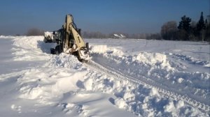 Героическая очистка снега в поселке после снежного торнадо