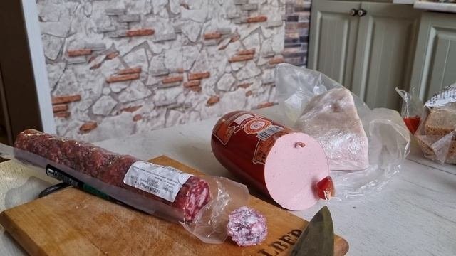 Колбаса от мясокомбината подсунули не вкусную сырокопченую колбаску ?