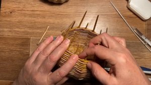 Маленькая КОРЗИНКА с красивой загибкой и РУЧКОЙ - плетение из бумажных трубочек/бумажной лозы.