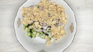 Cалат с куриным филе, огурцом и зеленью. Из довоенного