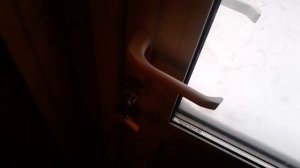 Как закрыть пластиковую дверь на ключ?