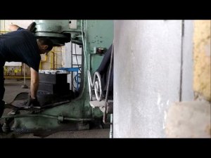 МОЛОТ 400 кг ! Рубка  алюминия  !