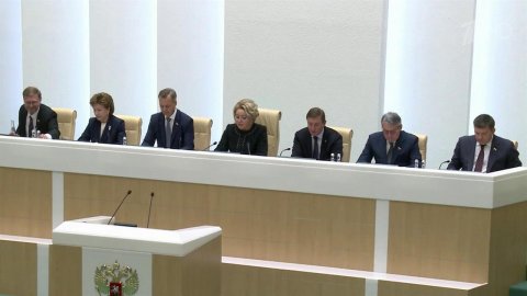 Совет Федерации единогласно одобрил законы о вхожд..., Херсонской и Запорожской областей в состал РФ