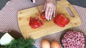 Оладьи пицца с колбасой, помидорами и сыром