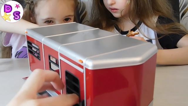 Прицеп для перевозки лошадей с лошадью и жеребенком фирмы TOMY смотреть онлайн