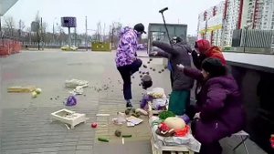 плохой парень сломал прилавки бабушкам
