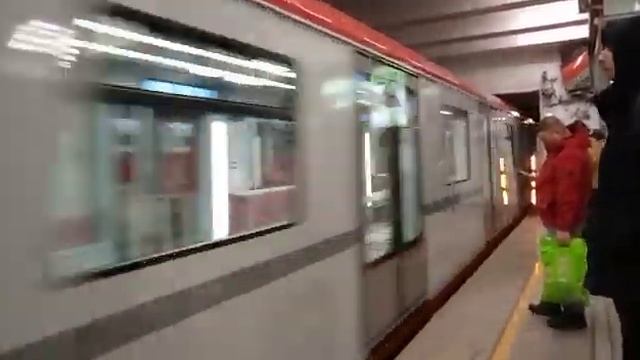 Прибытие  поезда метро "Балтиец". На станцию метро Проспект Ветеранов.
