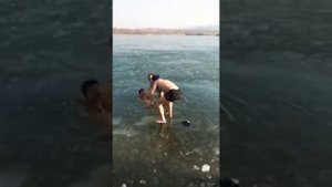 Ржач смотреть всем . Китайцы купаются в холодной воде.