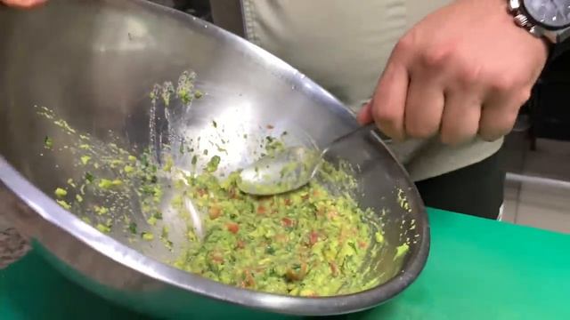 Блюдо из авокадо и томатов и маскарпоне смотреть онлайн