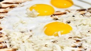 Пицца на гриле на завтрак