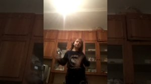 Танец под песню звук поставим на всю и соседи не спят .