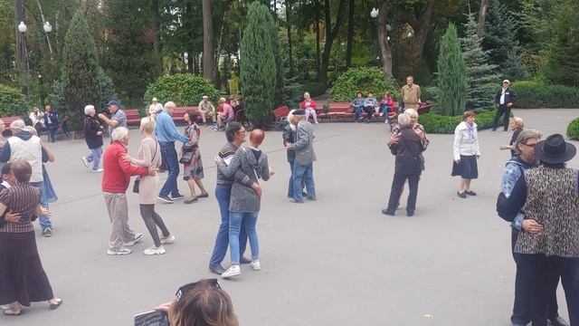 19. Время расставаться. Танцы в парке горького Харьков. Танцуем ретро танцы под ретро музыку.